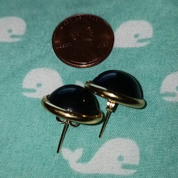 Large Dome cut Onyx and 14 karat gold stud earrings. - Picture 4 of 6